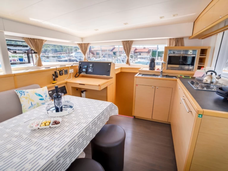 Catamaran hire in Split - Lagoon Lagoon 400 S2