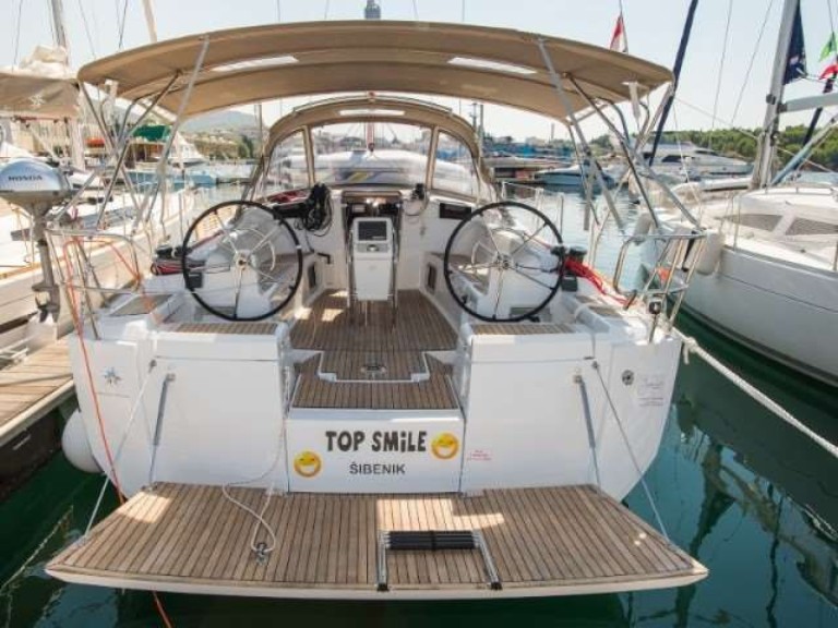 Hire Sailboat Jeanneau with a boat licence