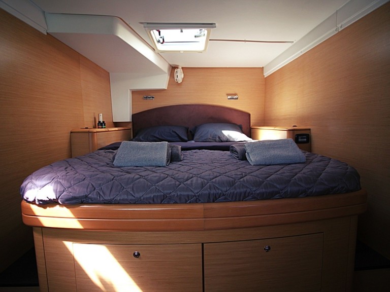 Charter a Lagoon Lagoon 500 in Alimos on Samboat