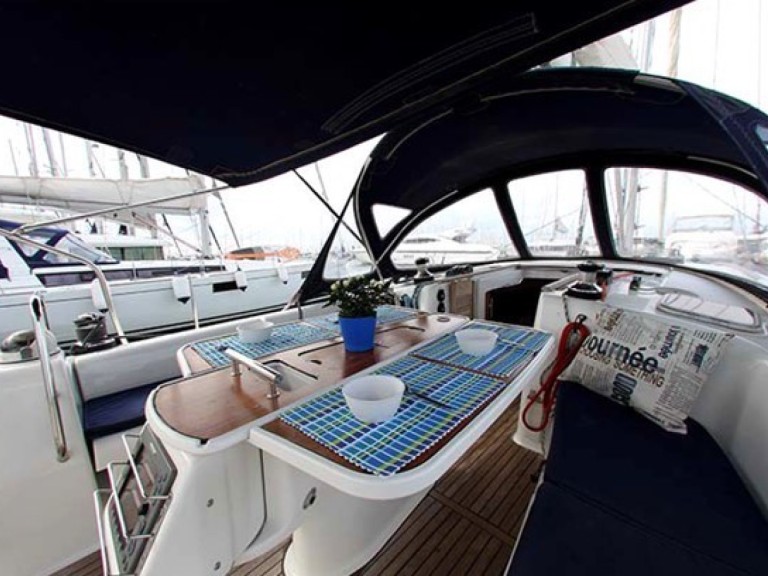 Hire a Bénéteau Oceanis 43 Alimos