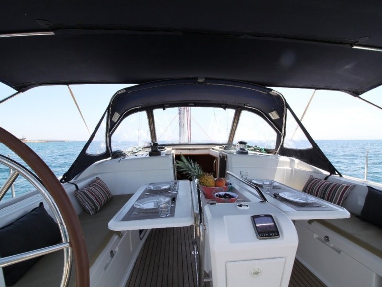 Hire Sailboat Jeanneau with a boat licence