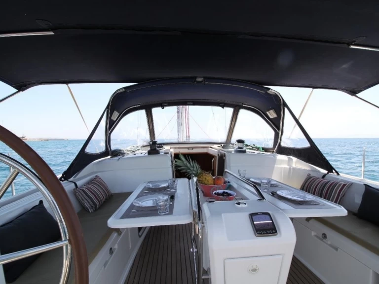 Hire Sailboat Jeanneau with a boat licence