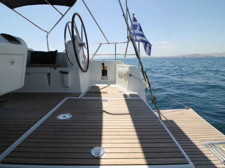 Hire Sailboat Jeanneau with a boat licence