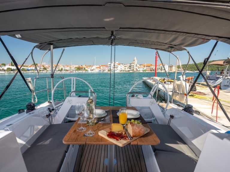 Sailboat to hire Pirovac at the best price