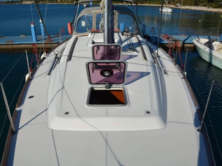 Sailboat hire in Pálairos - Bénéteau Oceanis 37