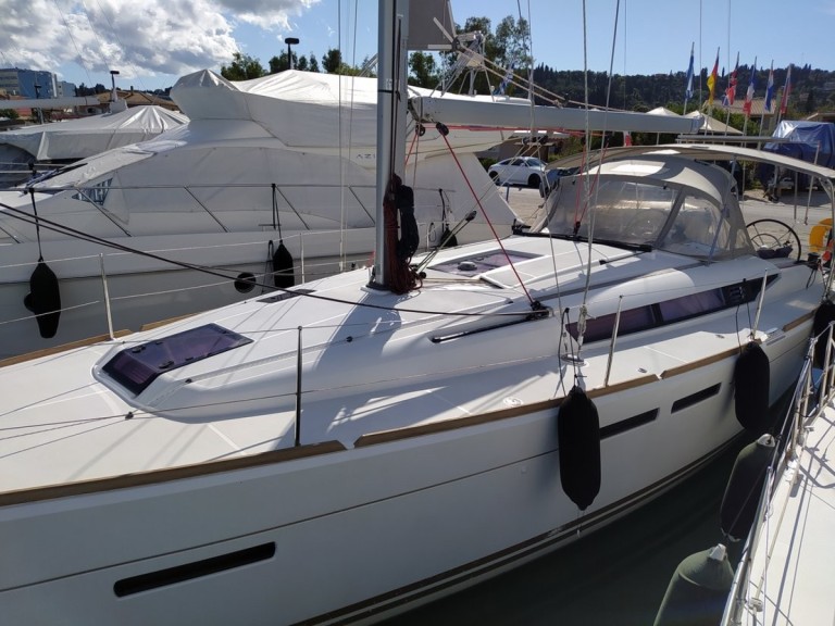Sailboat to hire Gouvia at the best price