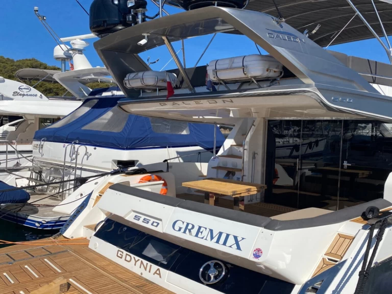 Hire Luxury Yacht Galeon with a boat licence