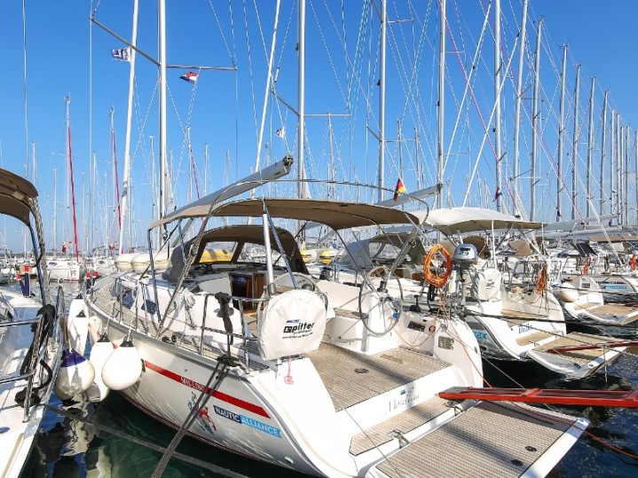 Hire a Bavaria Cruiser 41 Pula