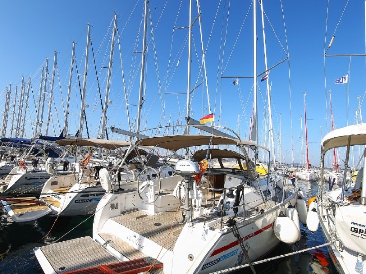 Sailboat hire in Pula - Bavaria Cruiser 41