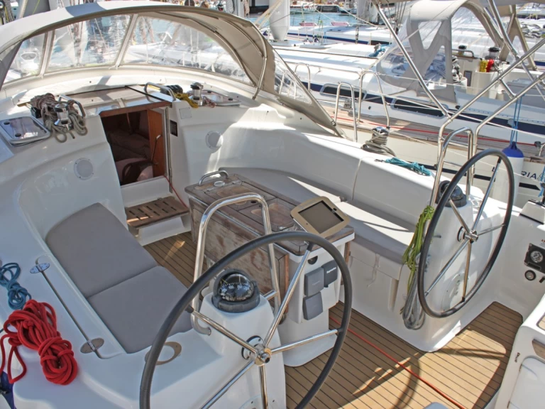 Charter a Bavaria Bavaria 42 Cruiser in Lávrio on Samboat