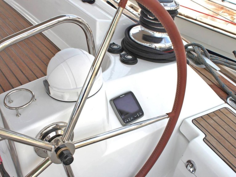 Sailboat to hire Lávrio at the best price