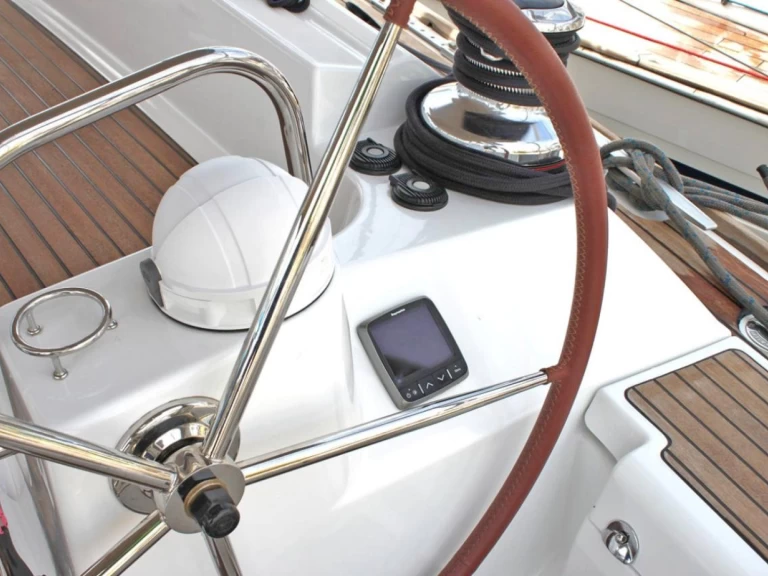 Sailboat to hire Lávrio at the best price