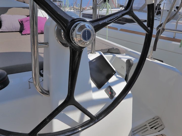 Sailboat to hire Lávrio at the best price