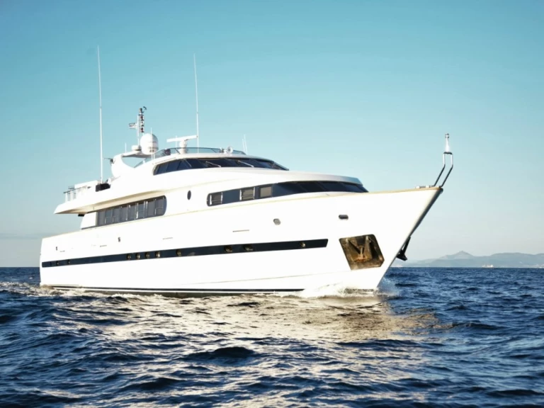 Hire Luxury Yacht Bugari with a boat licence