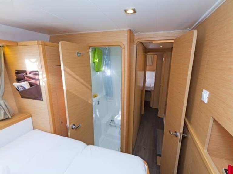 Hire a Lagoon Lagoon 400 S2 Lávrio