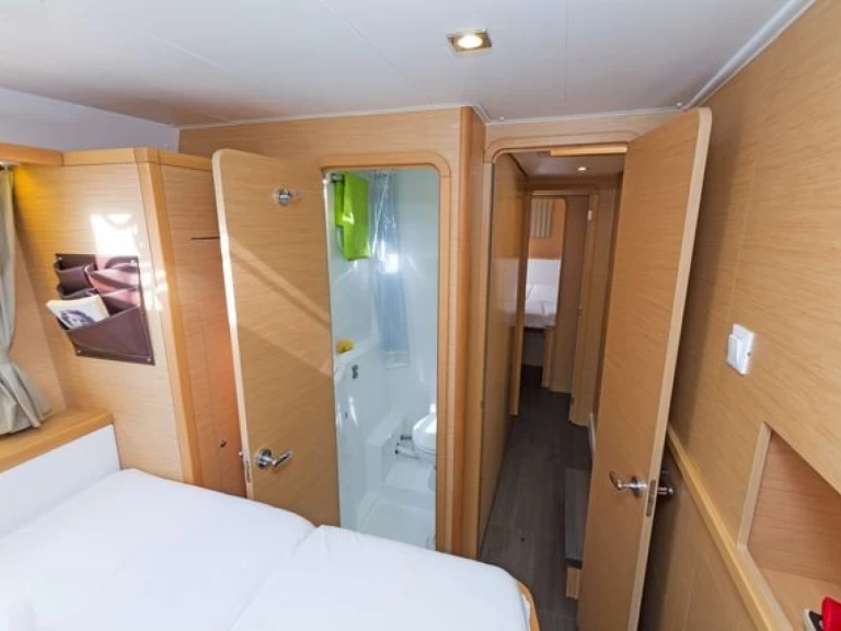 Hire a Lagoon Lagoon 400 S2 Lávrio