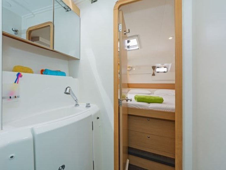 Hire a Lagoon Lagoon 400 S2 Lávrio