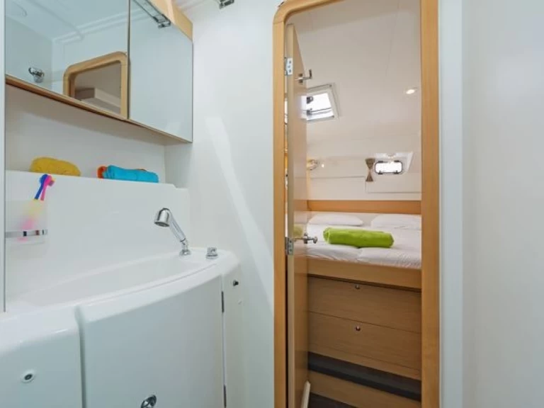 Hire a Lagoon Lagoon 400 S2 Lávrio