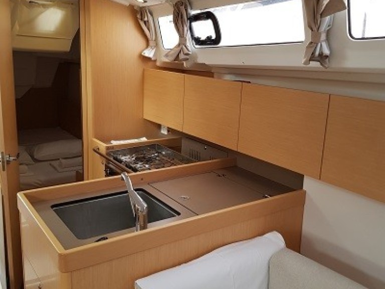 Sailboat hire in Trogir - Bénéteau Oceanis 35.1