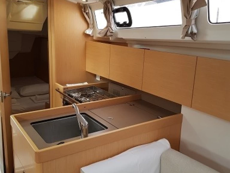 Sailboat hire in Trogir - Bénéteau Oceanis 35.1