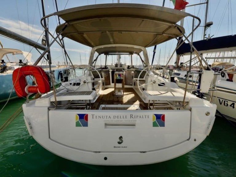 Hire a Bénéteau Oceanis 41.1 Cecina