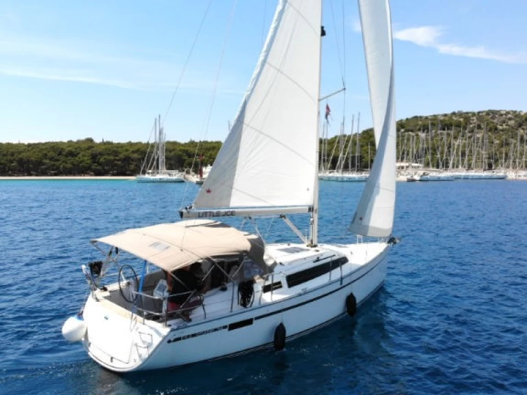 Hire Sailboat Bavaria with a boat licence