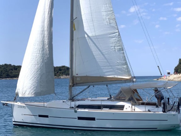 Yacht hire Pula cheap Dufour 382 Grand Large