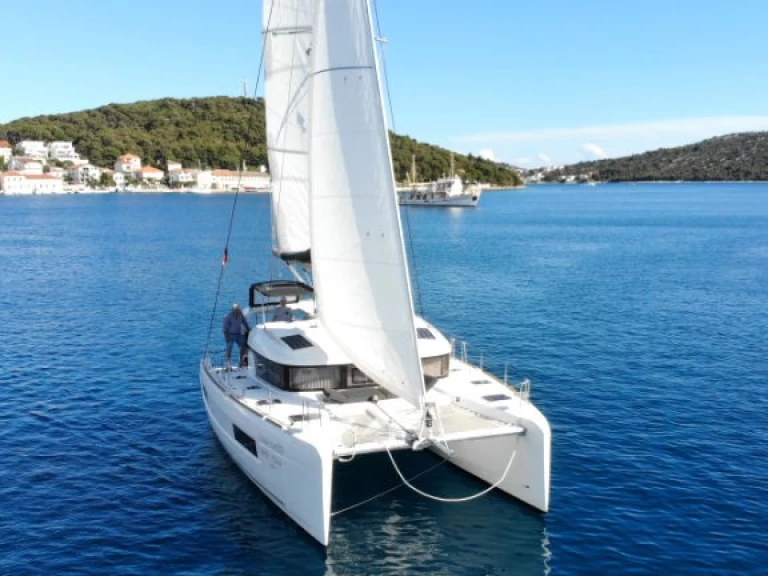 Hire Catamaran Lagoon with a boat licence
