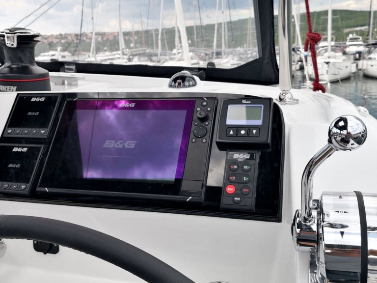 Hire Catamaran Lagoon with a boat licence