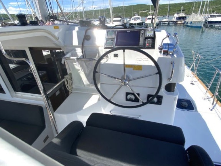 Catamaran to hire Pula at the best price