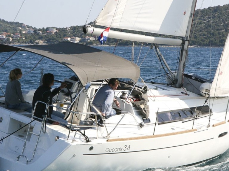 Charter a Bénéteau Oceanis 34.2 in Pula on Samboat