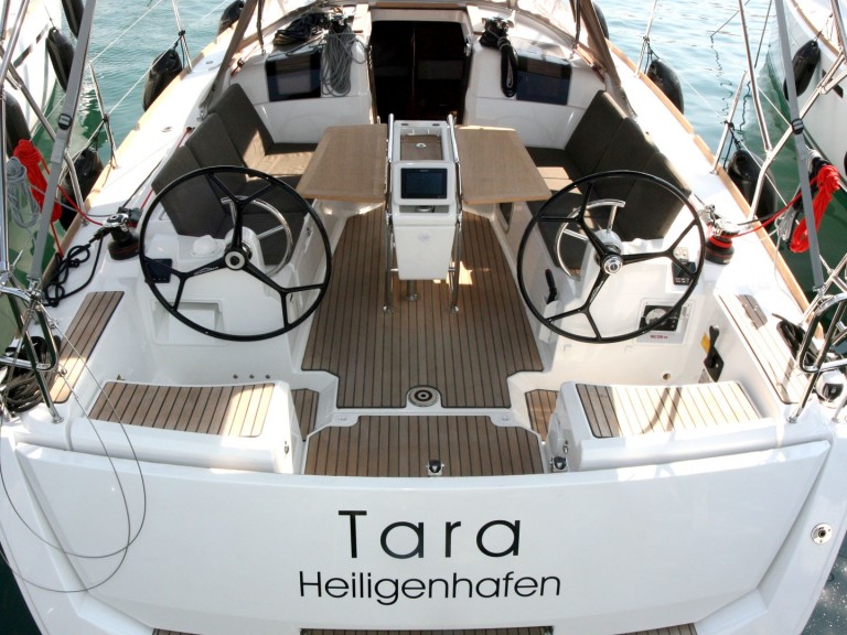 Hire Sailboat Jeanneau with a boat licence