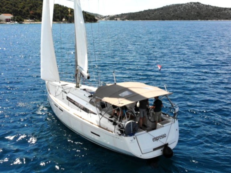 Hire Sailboat with or without skipper Jeanneau Rogoznica