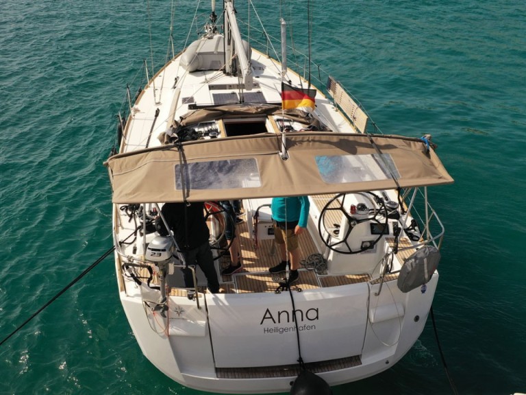 Hire Sailboat Jeanneau with a boat licence