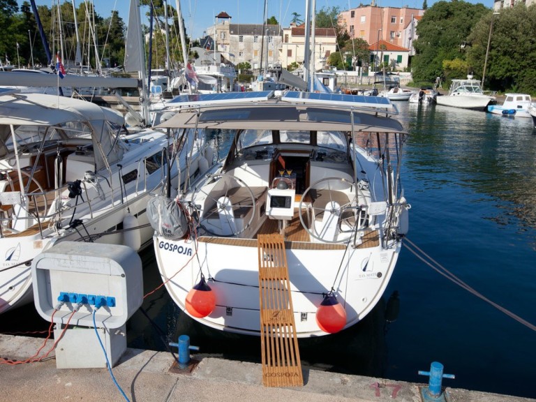 Sailboat hire in Zadar - Bavaria Cruiser 37