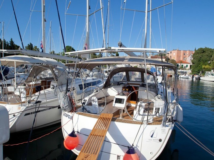 Charter a Bavaria Cruiser 37 in Zadar on Samboat