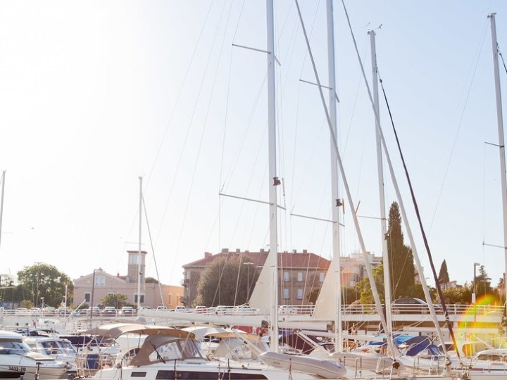 Hire Sailboat Bavaria with a boat licence