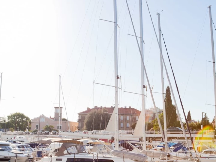 Hire Sailboat Bavaria with a boat licence