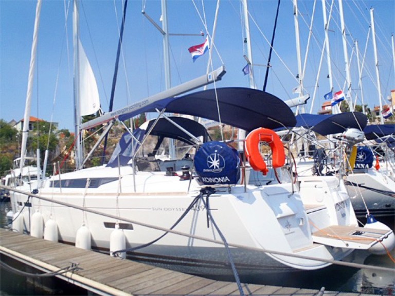 Sailboat hire in Lidingö - Jeanneau Sun Odyssey 439