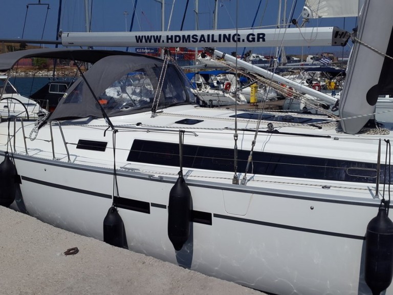 Sailboat to hire Lávrio at the best price