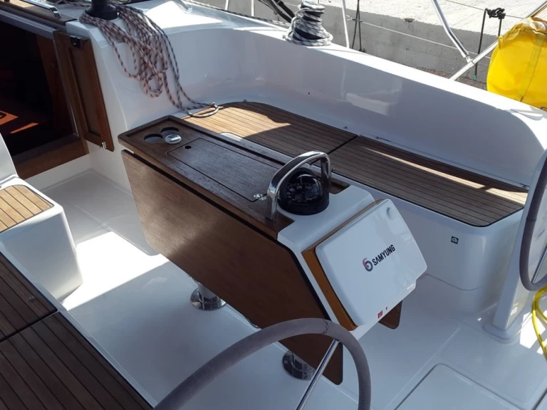 Yacht charter Lávrio - Bavaria Cruiser 46 on SamBoat