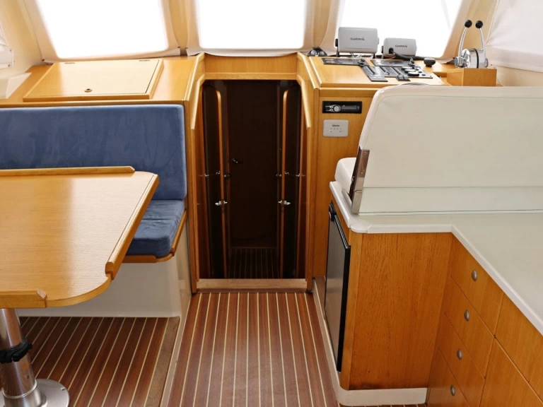 Charter a Sas Vektor Adria 1002 Vektor in Sukošan on Samboat