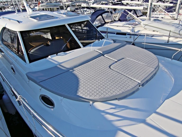 Hire Motorboat Sas Vektor with a boat licence