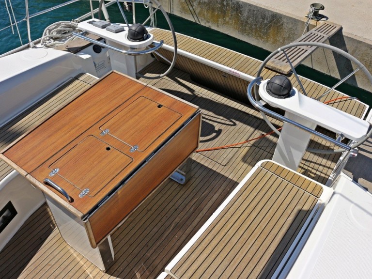 Sailboat to hire Sukošan at the best price