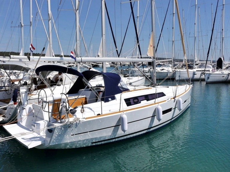 Sailboat to hire Sukošan at the best price