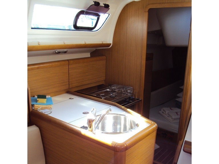 Charter a Jeanneau Sun Odyssey 30i in Betina on Samboat