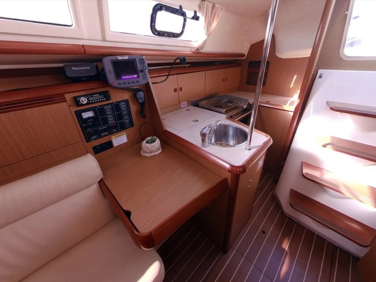 Sailboat hire in Betina - Jeanneau Sun Odyssey 32i