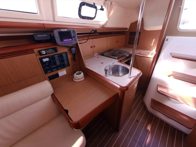 Sailboat hire in Betina - Jeanneau Sun Odyssey 32i