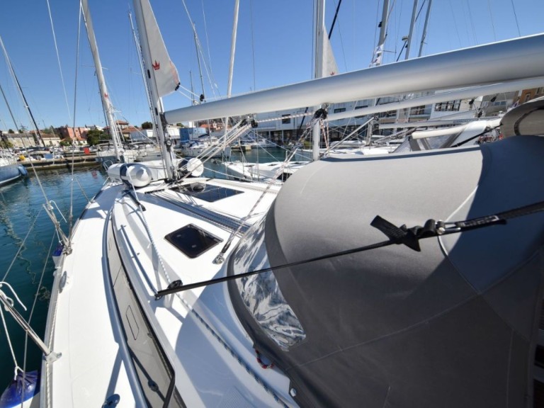 Hire Sailboat Bavaria with a boat licence