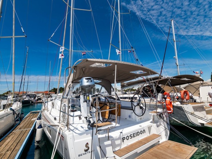 Hire a Bénéteau Oceanis 40.1 Zadar